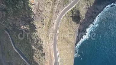 在西班牙特内里费，空中无人机拍摄到一条空路沿着海角垂直悬悬的悬崖延伸到海洋上